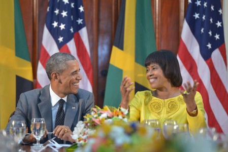  President Obama with Jamaican Prime Minister Portia Simpson Miller on April 9, 2015 in Kingston | Foto (MANDEL NGAN/AFP/Getty Images) 
