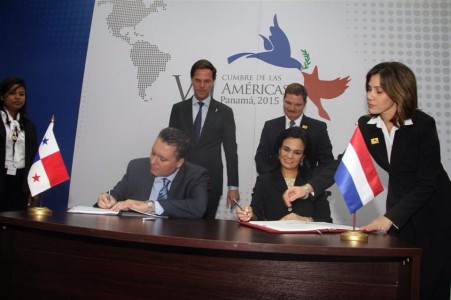 Minister José Jardim ondertekent het luchtvaartverdrag in Panama, de premiers Mike Eman (Aruba) en Mark Rutte (Nederland) kijken toe.