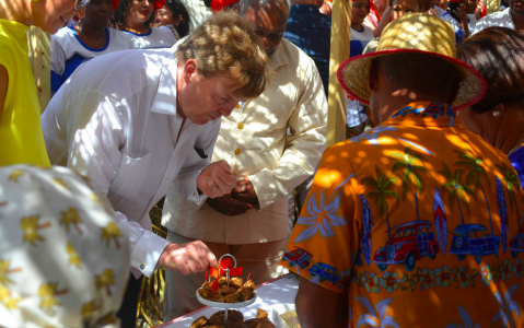 Willem Alexander maakt kennis met de Bonairiaanse lekkernijen | Foto Persbureau Curacao