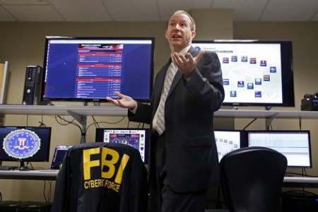 FBI-agent J. Keith Mularski laat zien hoe het hackersforum Darkode te werk ging | Foto: AP