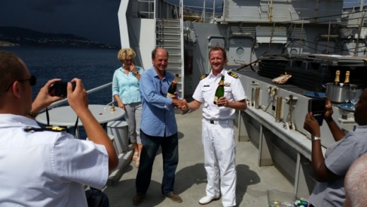 Jan Beaujon en Pelikaan commandant Charlie Dekker ontkurken de champagne | foto: Today / Hilbert haar