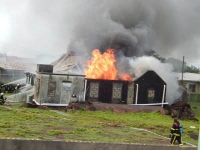 The Cottage gaat in vlammen op | foto: The Daily Herald / Althea Merkman