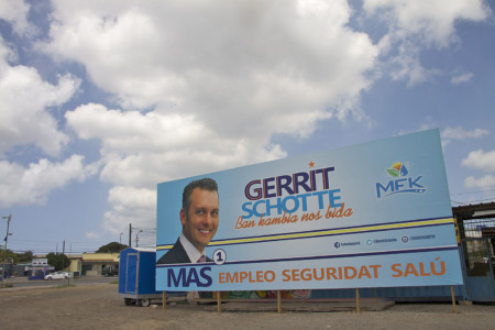 Op een verkiezingsbord staat Gerrit Schotte, die toch weer meedoet, ondanks een veroordeling door de rechter