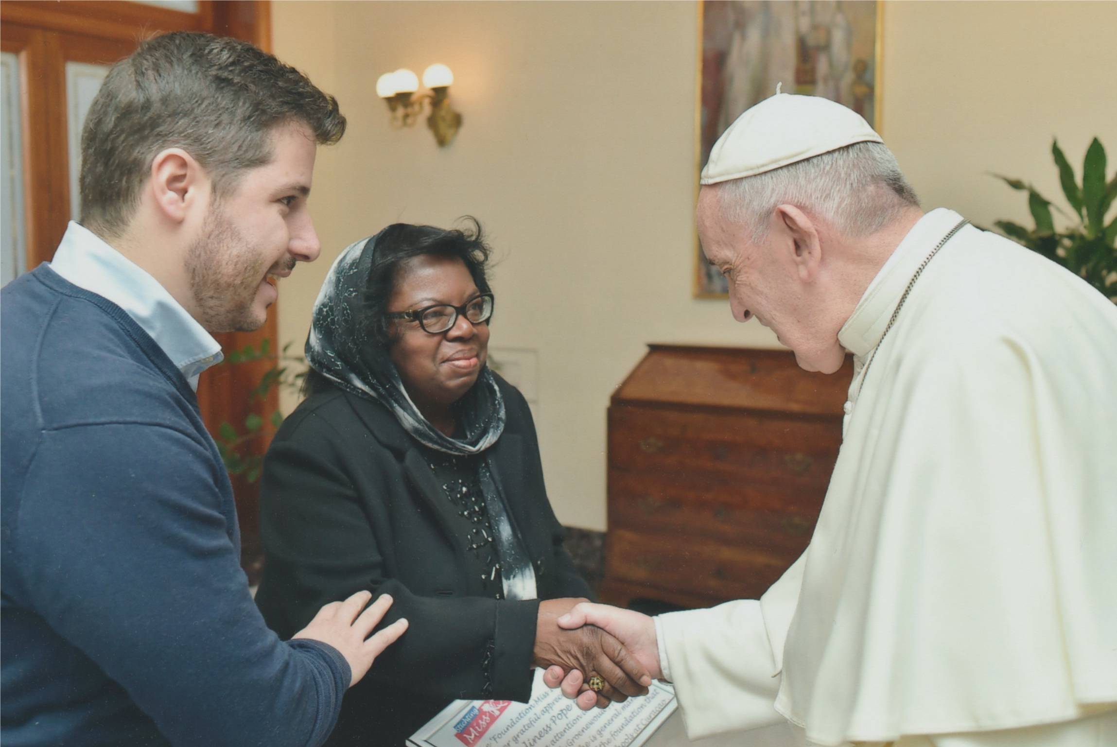 NTR | Op audiëntie bij de paus: ‘hij moet weten hoe schrijnend het leven is voor veel kinderen op Curaçao’