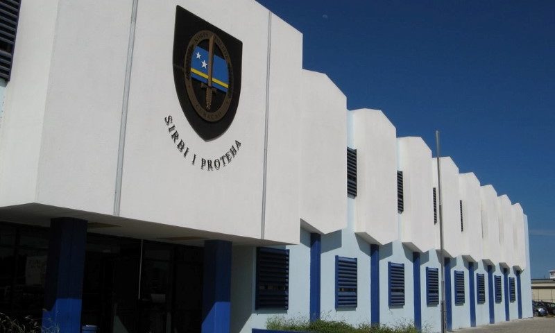 DolfijnFM | Vijf van de acht verdachtendrugsroof politiebureau blijven vastzitten