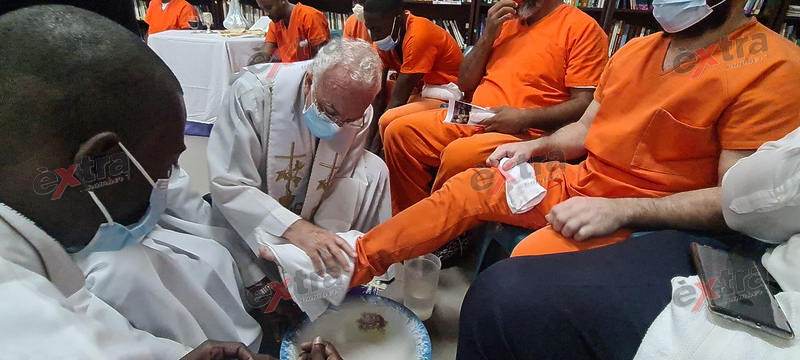 PBC | Bisschop Luis Secco wast voeten gevangenen SDKK