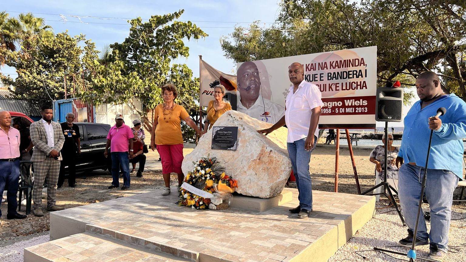 NOS | Vermoorde Curaçaose politicus Wiels krijgt monument, ‘maar boek nog niet gesloten’